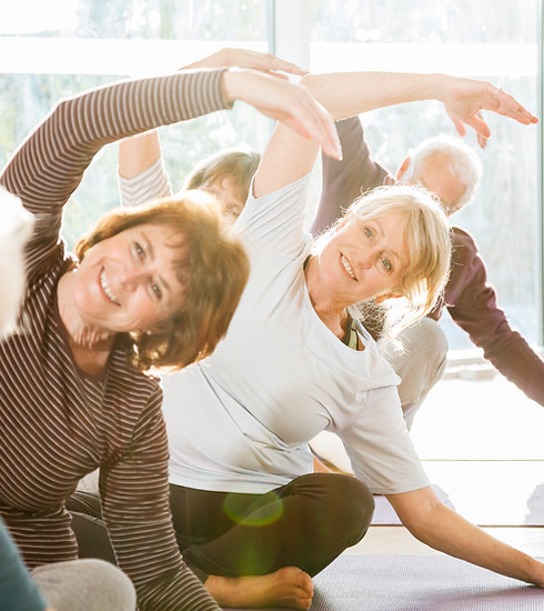 Yoga em grupo e alongamento