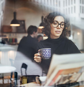 Une femme lit le journal