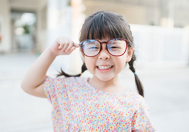 Petit enfant avec de grandes lunettes