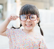 Petit enfant avec de grandes lunettes