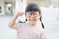 Kleines Kind mit großen Gläsern