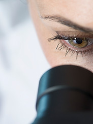 Femme utilisant un microscope