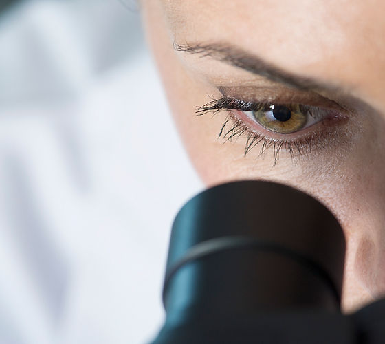 Wissenschaftler mit Mikroskop