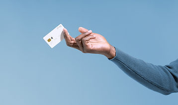Hand hält Karte