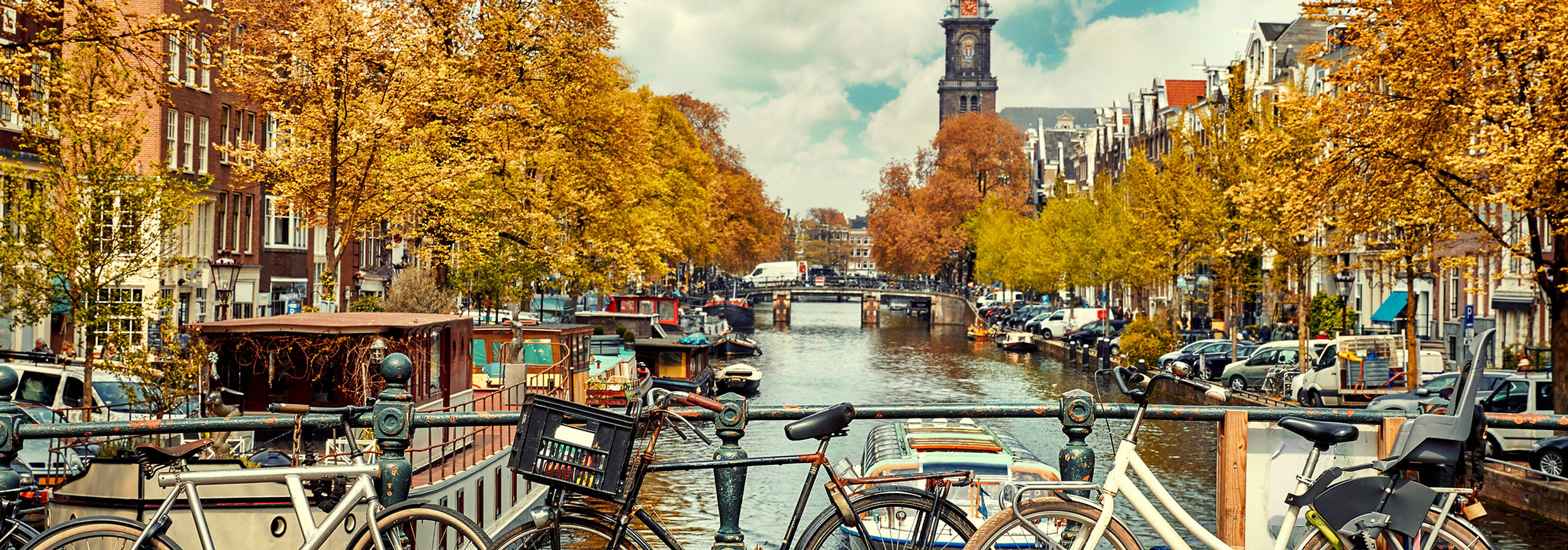 Tram in front of Burgtheater, Vienna/Austria