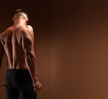 Hombre con espalda musculosa