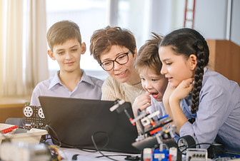 Lehrer und Schüler im naturwissenschaftl