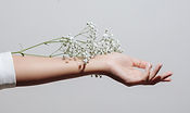 Fleurs et main