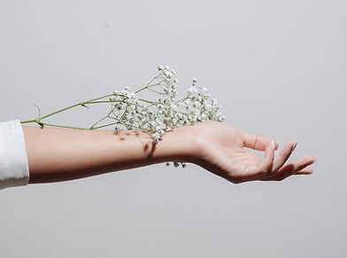Blumen und Hand