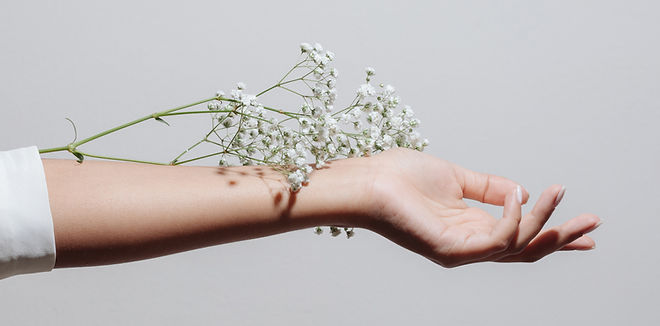 Flores e mão