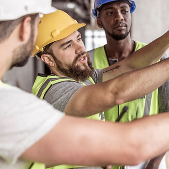 Des ouvriers du bâtiment discutent