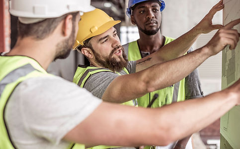 Des ouvriers du bâtiment discutent