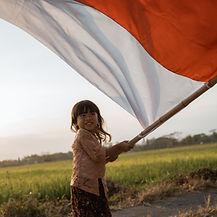 ナショナリズムの旗を持つ少女