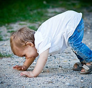 Enfant posant les mains au sol