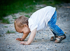 Enfant posant les mains au sol
