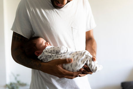 Père avec bébé nouveau-né