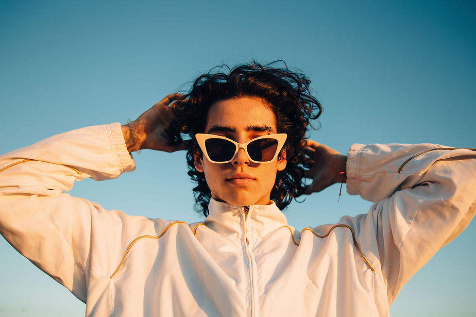 Person mit Sonnenbrille
