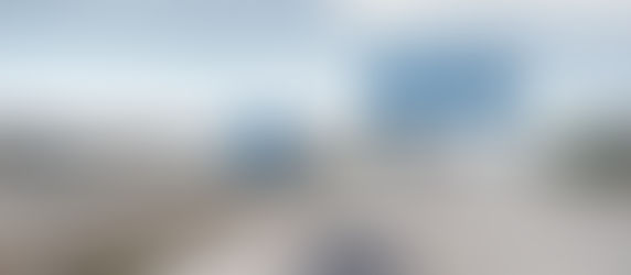 Autos auf einer vierspurigen Autobahn