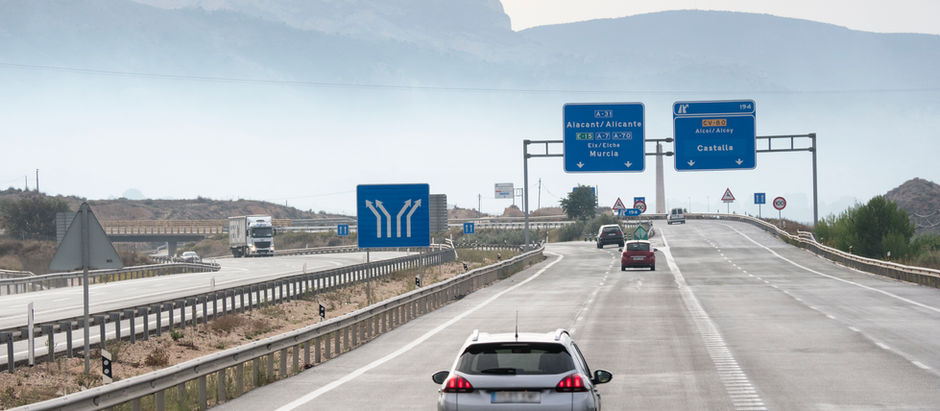 Autos auf einer vierspurigen Autobahn