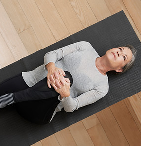 ヨガマットでストレッチ