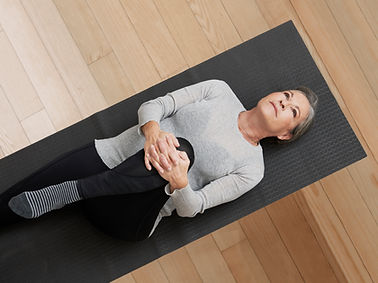 Stretching auf Yogamatte