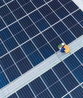 Um pessoal que verifica os painéis solares