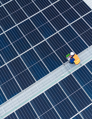 Un personal revisando los paneles solares