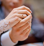 mains avec des alliances pour le jour du mariage