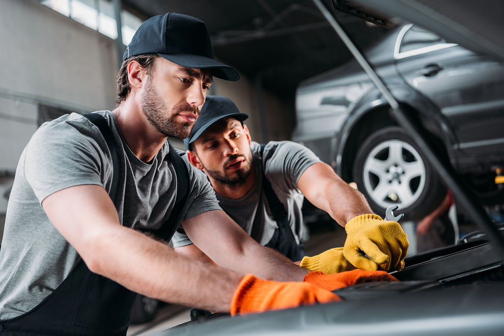Zwei Mechaniker in der KFZ Werkstatt