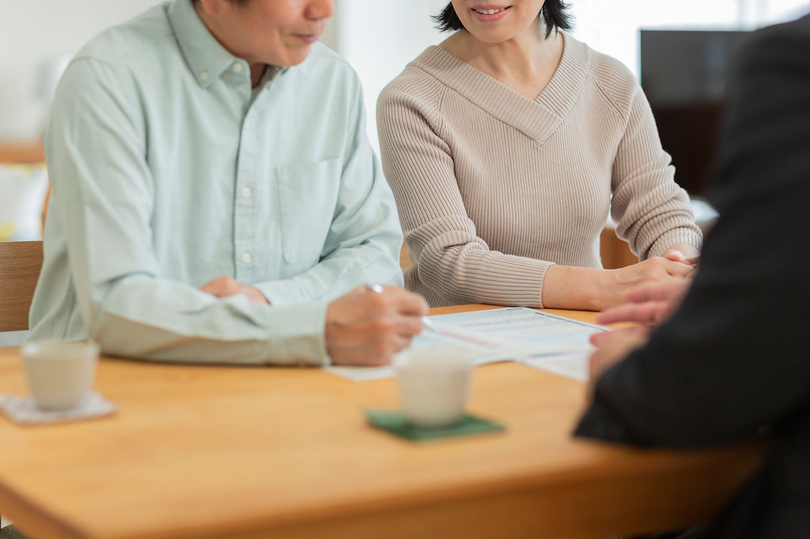 中年夫婦に建築コンサルタント説明する