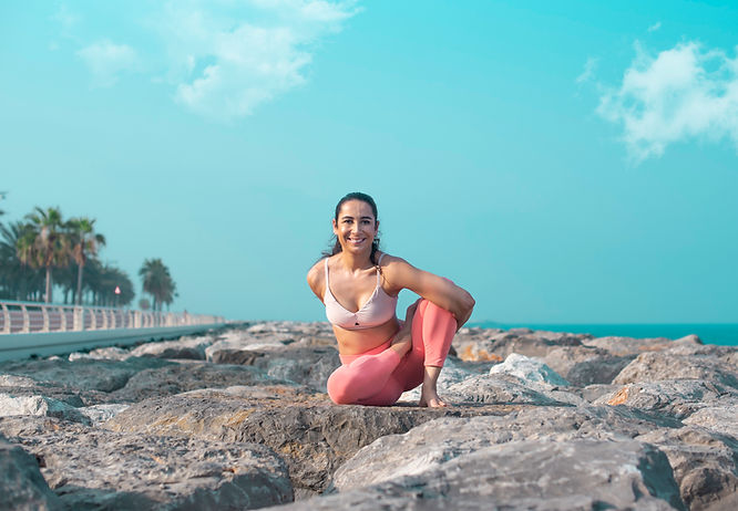 Frau, die Yoga im Freien macht