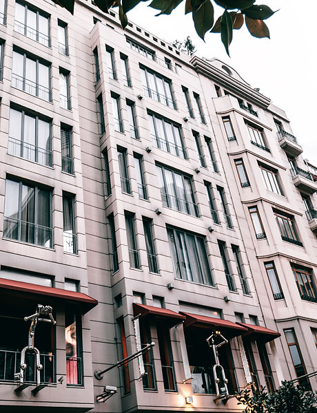 Çelik Heykelleri Olan Bina