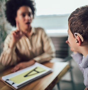 Enfant portant un appareil auditif