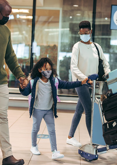 Una familia en un aeropuerto