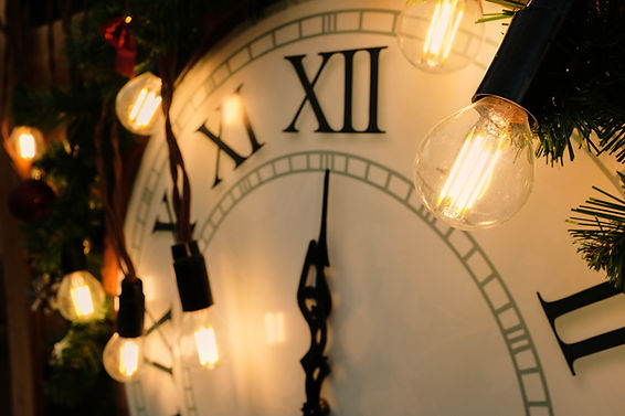 Horloge rétro et lumières brillantes