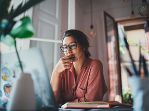 Persona analizando información en laptop como representación de la toma de decisiones en turismo y la importancia de la formación