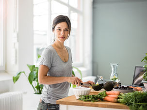 femme qui cuisine sainement à la ménopause