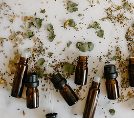 Bottiglie di olio essenziale