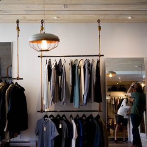 Why are ecommerce fashion brands in India showing interest in the offline market?