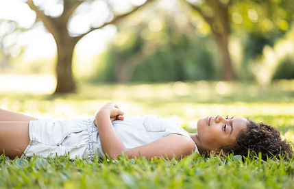 Couché sur l'herbe