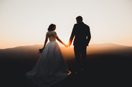 Gün batımında gelin ve damat