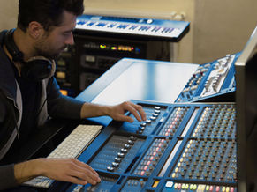 müzik prodüksiyon işiyle uğraşan adam