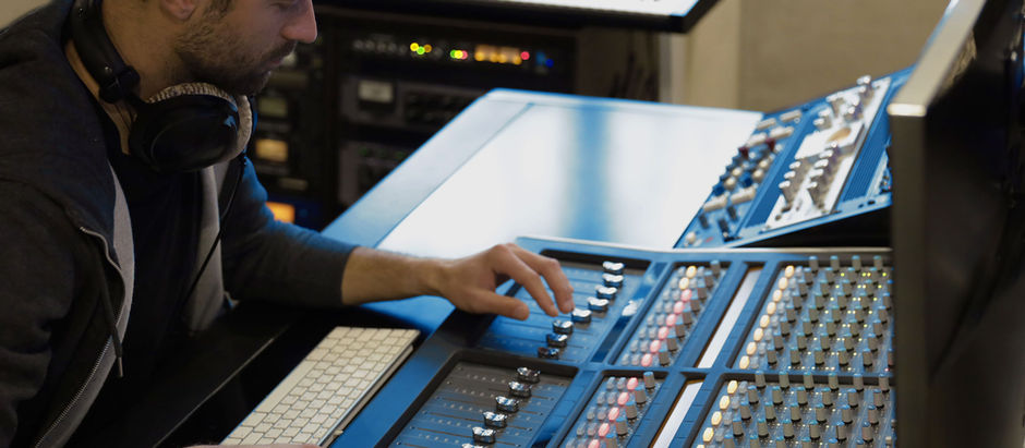 müzik prodüksiyon işiyle uğraşan adam