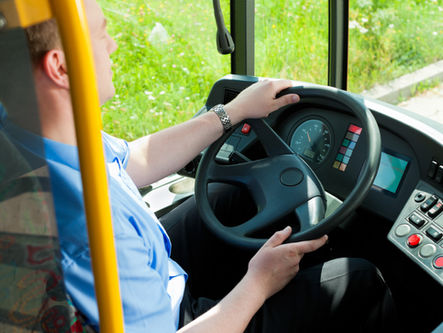 Passagem de ônibus não poderá ser paga em dinheiro no DF. Como municípios brasileiros estão nisso?