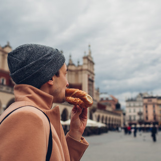 Persona comiendo un crossaint