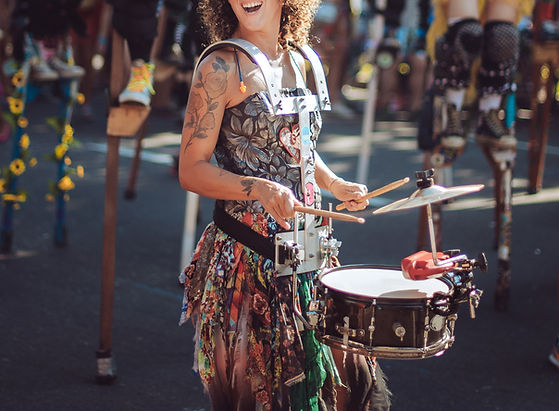 Femme jouant du tambour dans la rue