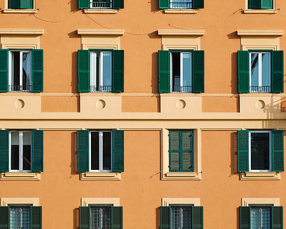 Façade bâtiment orange et volets verts