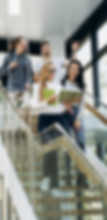 Estudiantes caminando escaleras abajo
