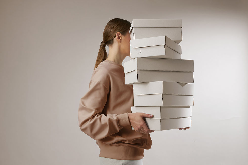 Femme avec des boîtes