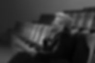 Homme au théâtre avec script